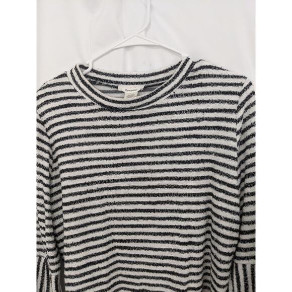 NWOT! URBAN ROMANTICS! WHITE, BLACK BELL SLEEVE NUBBY TEXTURE CROP TOP! SZ L - Picture 4 of 8